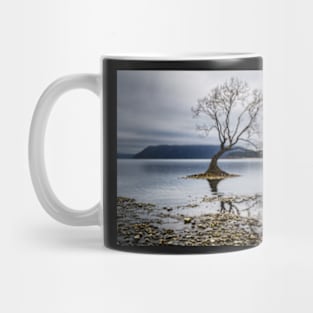 Lone tree stands in Lake Wanaka, New Zealand Mug